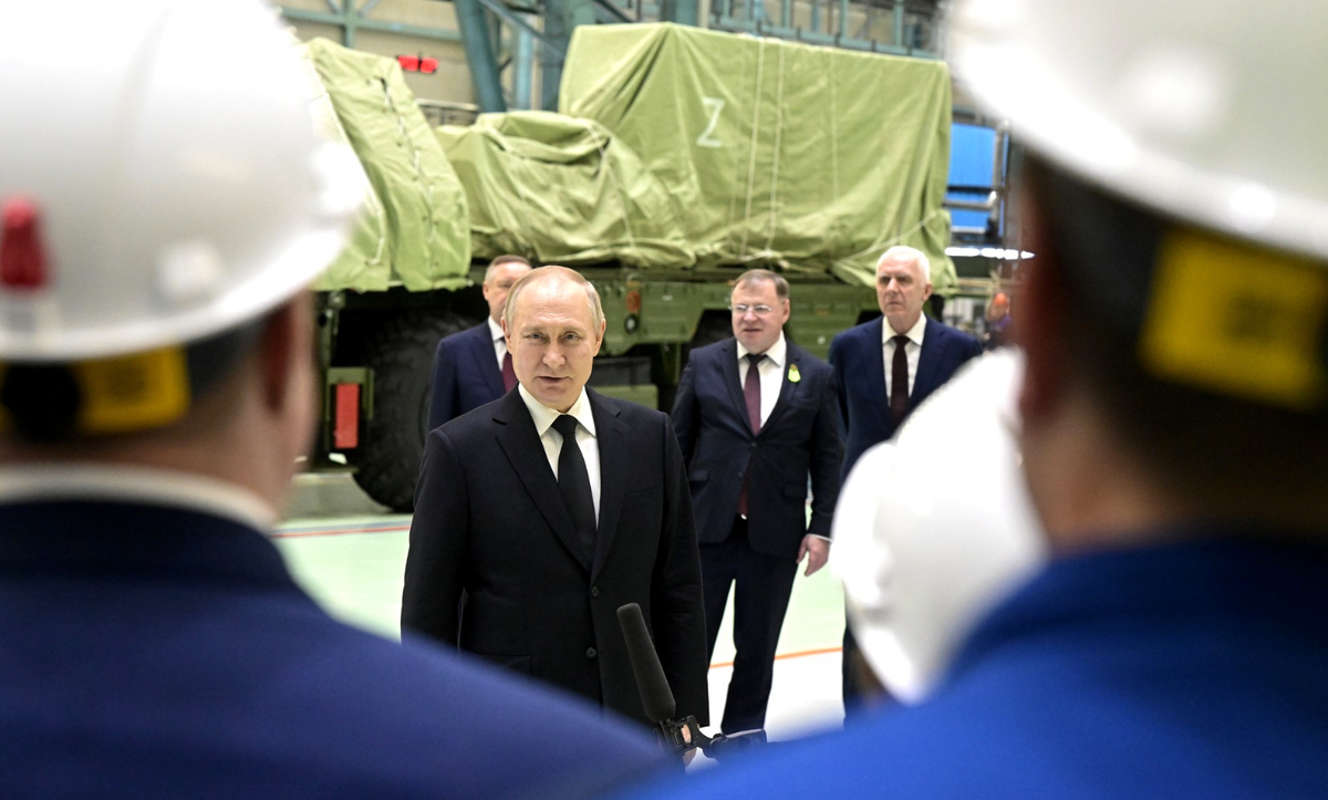 Владимир Путин посетил Обуховский завод, входящий в концерн воздушно-космической обороны «Алмаз-Антей». Президент побеседовал с рабочими предприятия.  Фото Ильи Питалёва. 18 января 2023 года Санкт-Петербург
