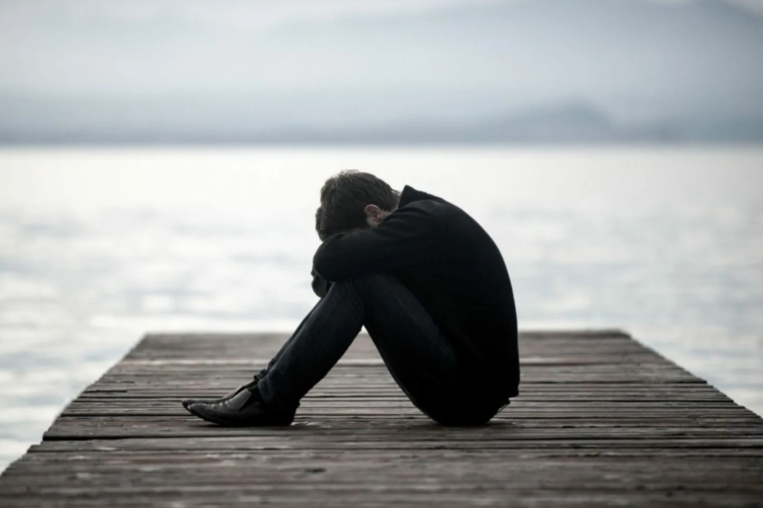 Человек, который чувствует себя несчастливым. Источник фото tracingpro.com