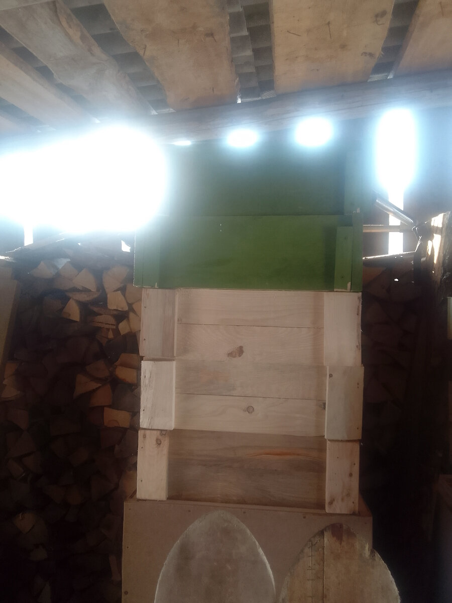 Зелёные с верху, снизу новые ещё не покрашенные.