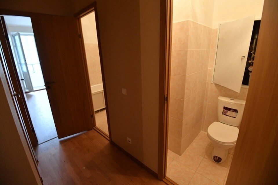     После каждого матерного слова девочке приходилось зачерпывать воду из унитаза. Евгения ГУСЕВА