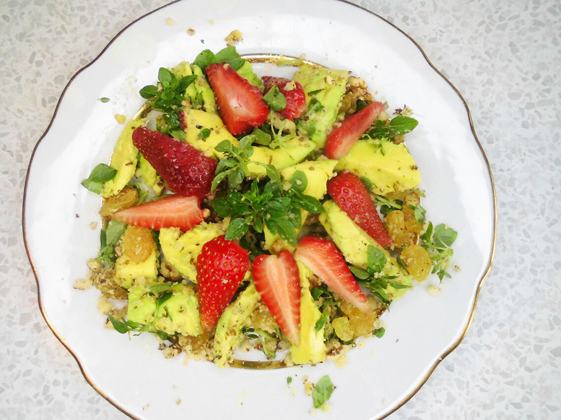 Постный салат из авокадо, клубники, грецких орехов, изюма и базилика с корицей