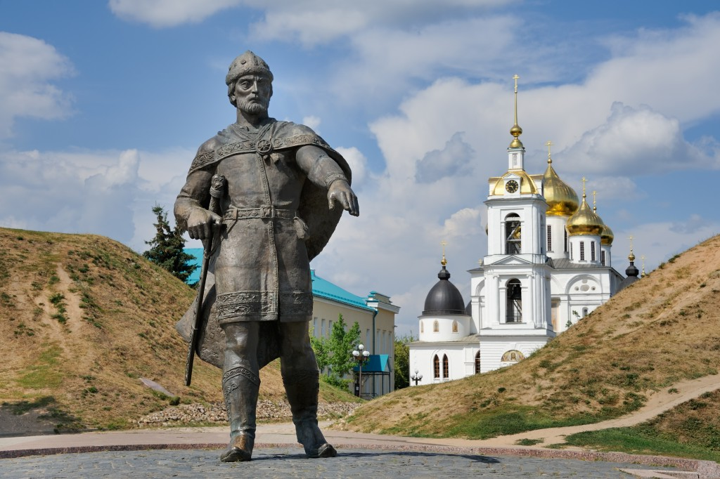 Город основанный андреем. Памятник Юрию Долгорукому в Дмитрове. Статуя Юрия Долгорукого в Дмитрове. Памятник князю Долгорукому в Дмитрове.