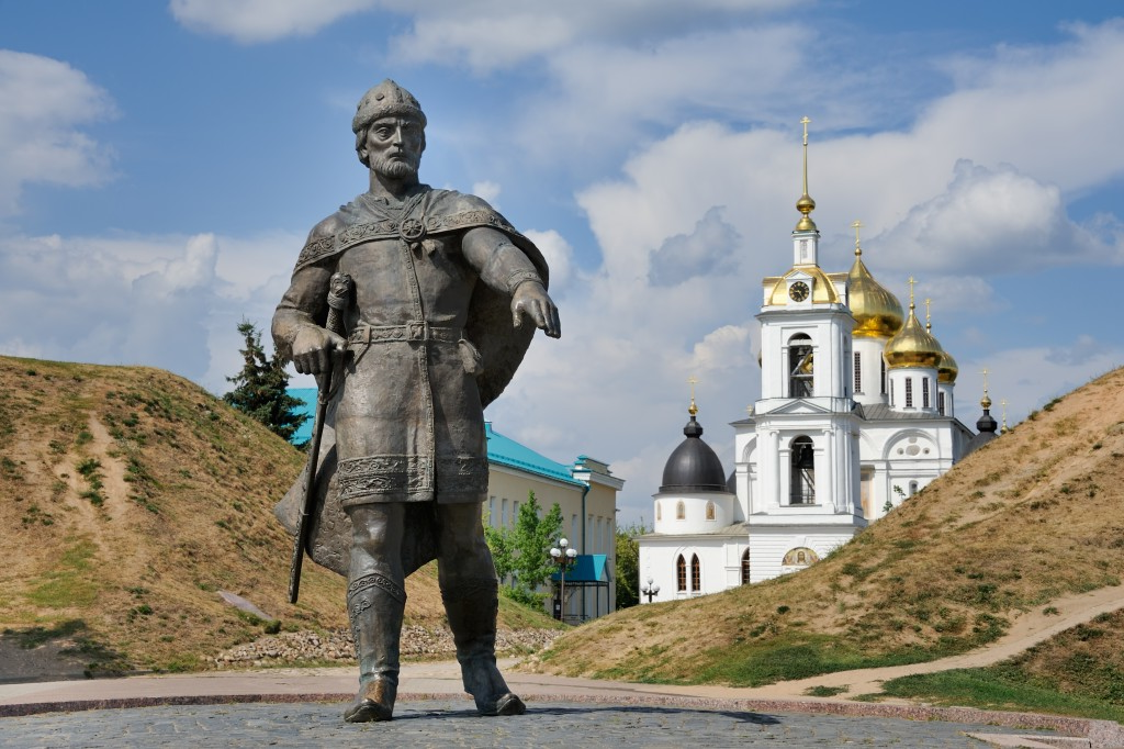 Князь боголюбский. Памятник Юрию Долгорукому в Дмитрове. Статуя Юрия Долгорукого в Дмитрове. Дмитров скульптура Юрия Долгорукого. Юрий Долгорукий Дмитров.