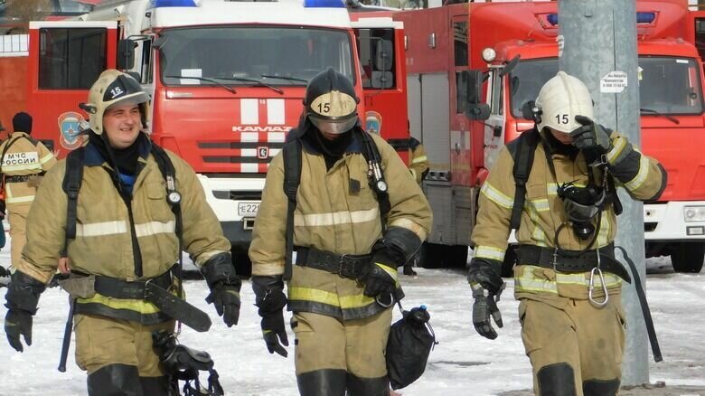     Пожар отрезал от выхода из дома четырех человек в Дальнегорске Приморского края. На место оперативно прибыли пожарные.