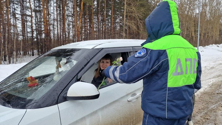 В Кузбассе сотрудники ГИБДД поздравили женщин с праздником прямо на дорогах. Фото: ГИБДД Кузбасса 