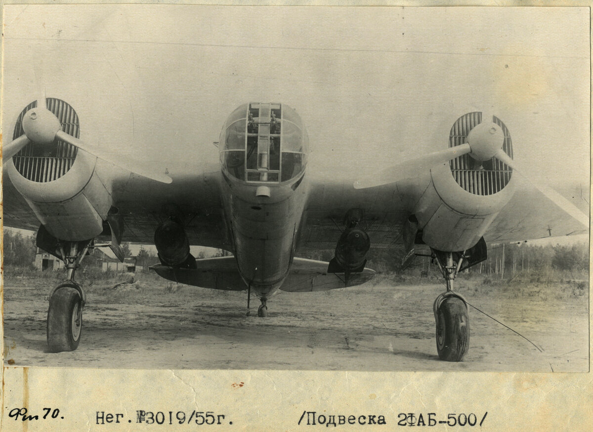 Подвеска бомб ФАБ-500 на держателях Дер-19. Бомбардировщик СБ-2М103 № 1/83.