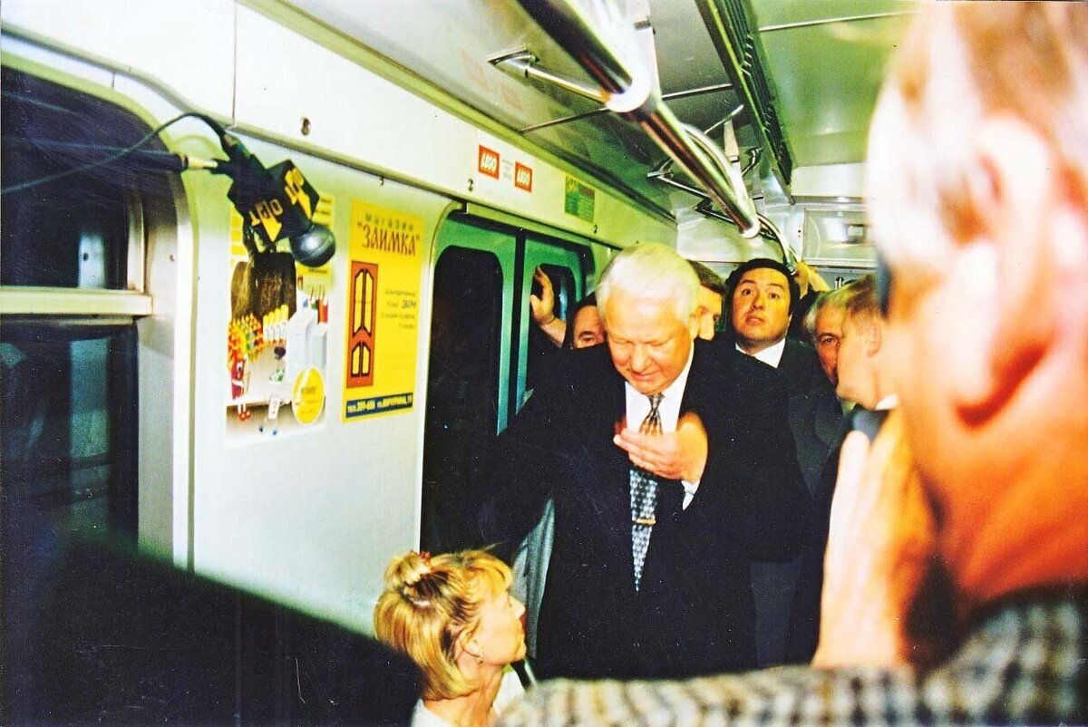 Зайдя в автобус, проехав одну остановку, пофотографировавшись, Ельцин вылезал из него и садился в свой автомобиль премиум-класса с личным водителем