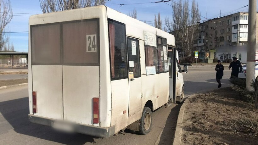    Автобус в Керчи, из которого выпал несовершеннолетний мальчик ©Фото: МВД России по Республике Крым