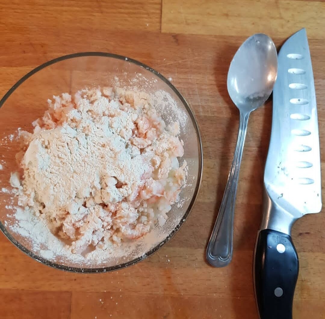 Чеснок измельчить. Смешать рис, яйца, креветки, чеснок, майонез и специи. 