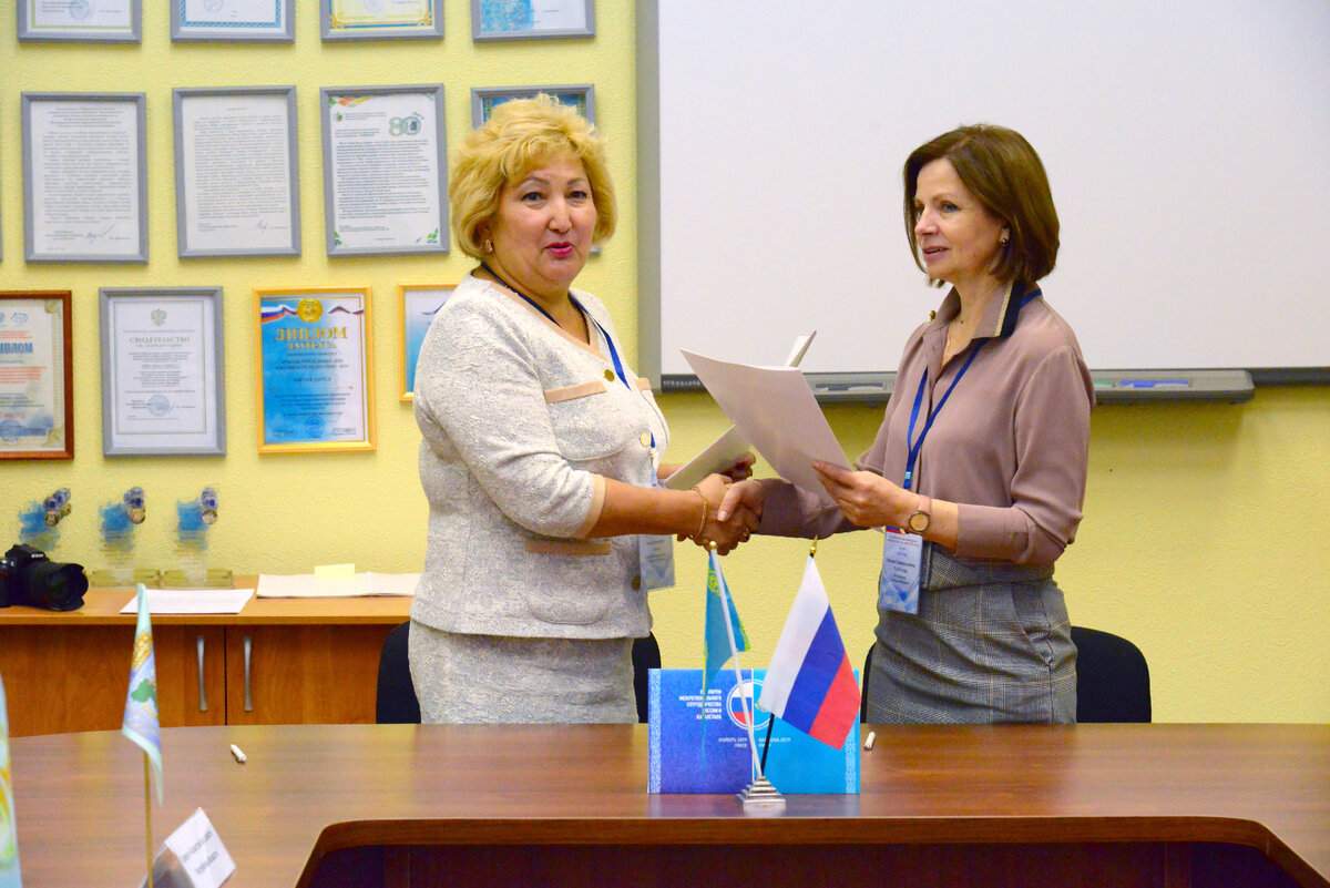 Омск минск. Работники министерства образования. Омск минск. Омск минск. Памятник бухгольцу в омске.