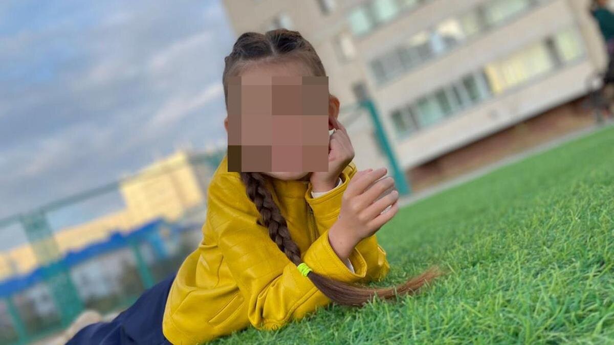    Девочка лежит на траве:из личного архива