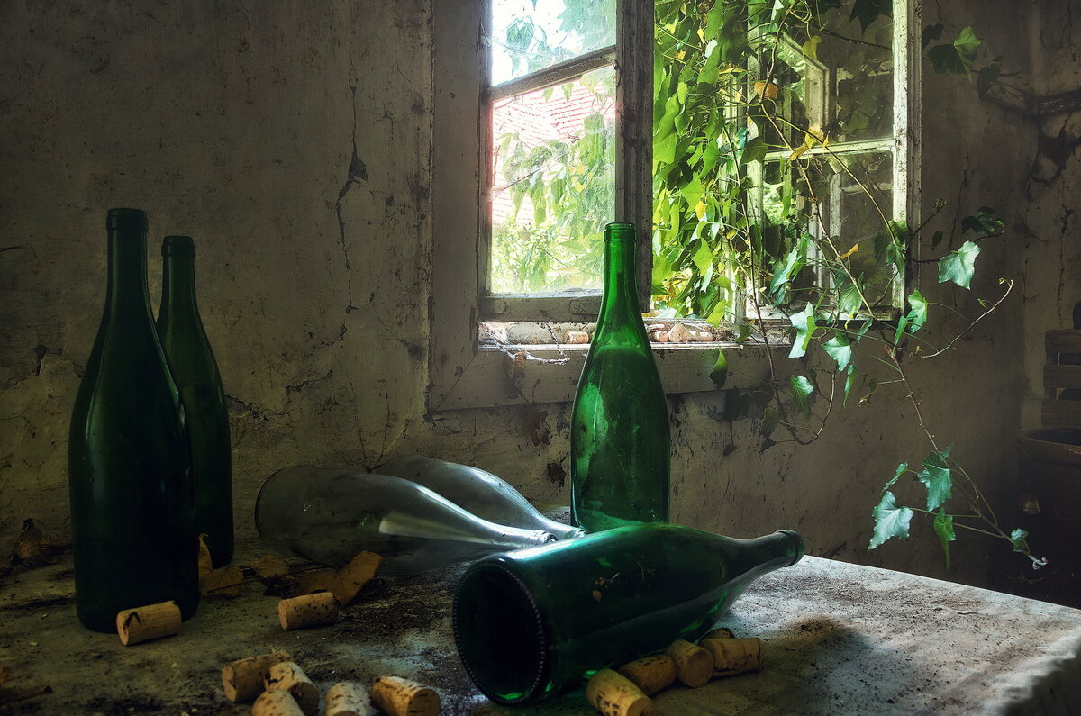 Причины, согласно которым нельзя ставить на стол пустую бутылку из-под алкоголя