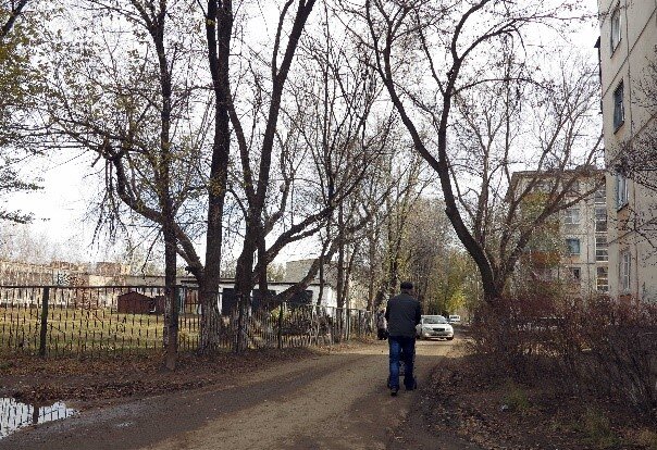 Место действия. Вид из дома Алтайская, 175 на интернат. Фото автора, 2014 год 