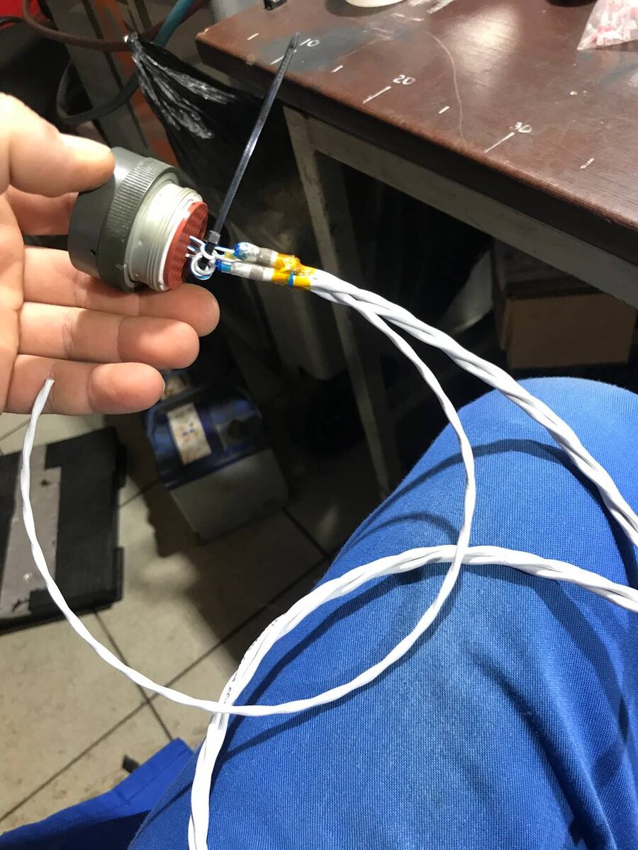 4-ре экраннированных провода создают собой "ядро" для дальнейшего плетения "твистом"