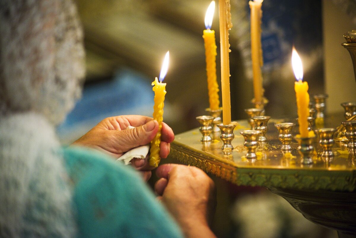 Почему в церкви ставят свечи. Иудаизм ставят свечки. Как поставить свечу нескольким святым. 7 Свечей в церкви для чего ставят.