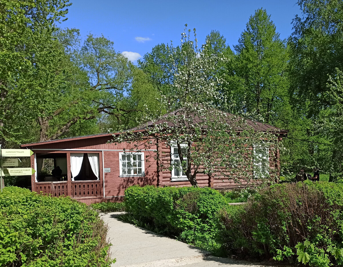 Здание администрации музея, вид с запада