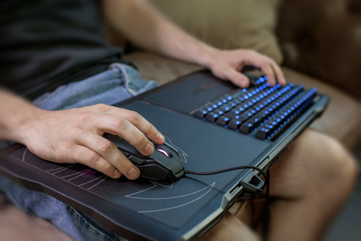 Использование мыши и клавиатуры. Клавиатура Roccat sova. Roccat клавиатура с мышкой. Девайсы для компьютера. Столик для клавиатуры и мыши