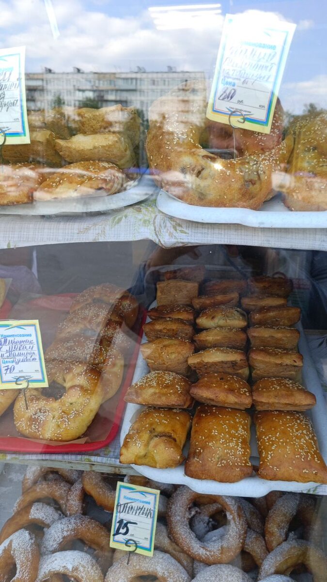 В правом углу большая круглая, оооочень невкусная булка.