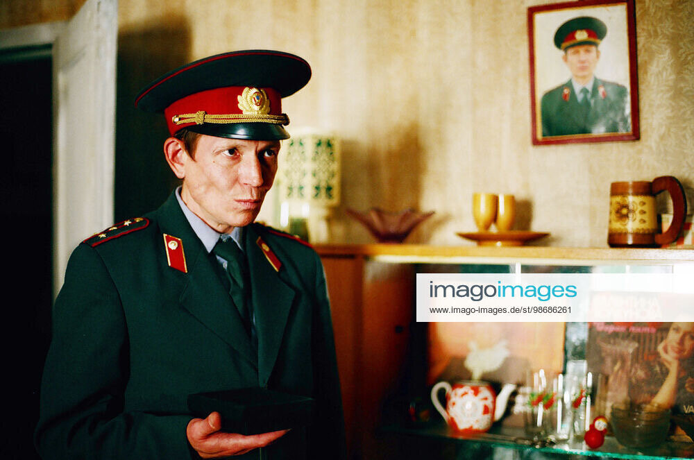 Кадр из фильма "Груз 200":  Алексей Полуян в роли Журова