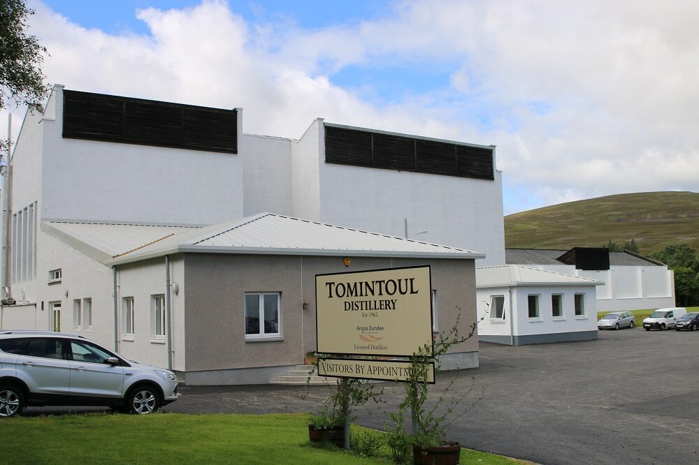 Источник: https://thewhiskyphiles.files.wordpress.com/2016/03/tomintoul-distillery.jpg