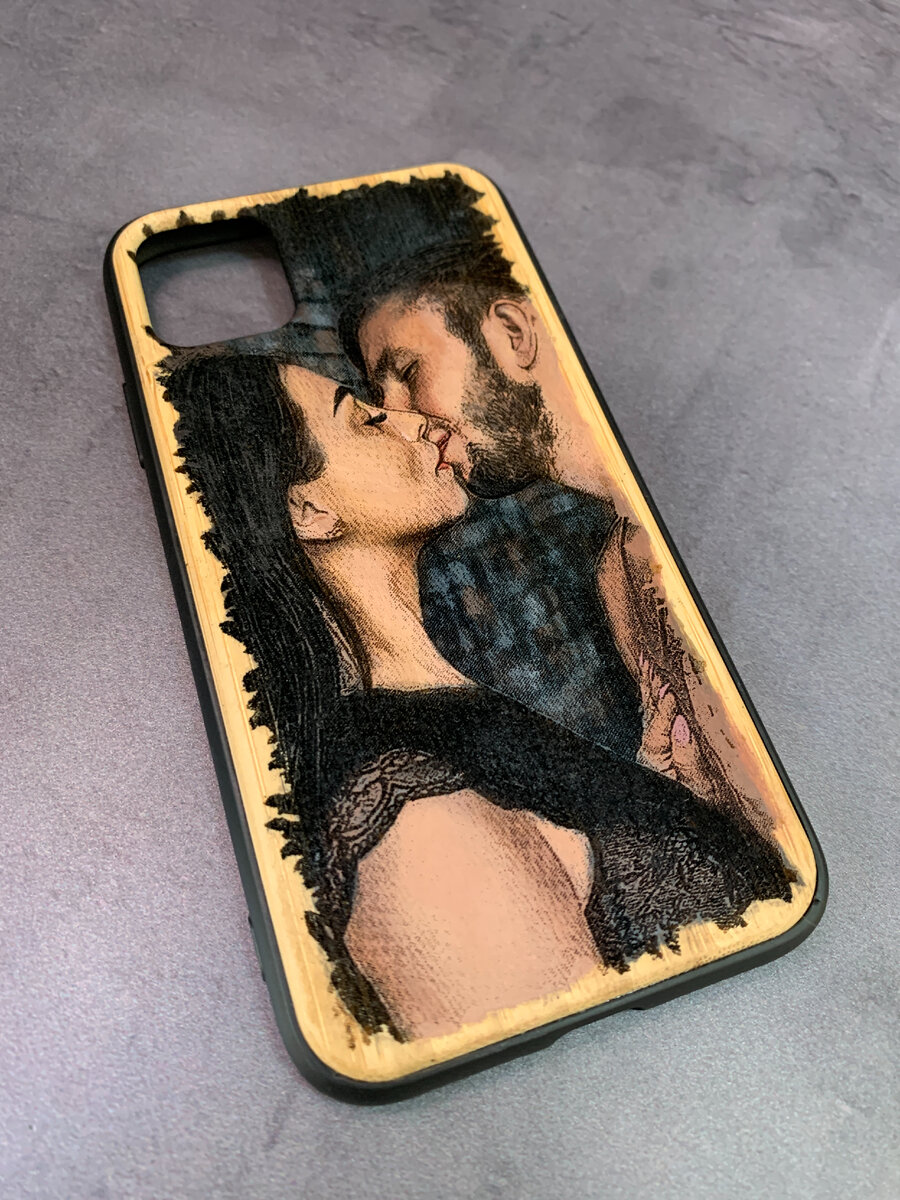 Чехол с гравировкой и росписью от компании ArtV