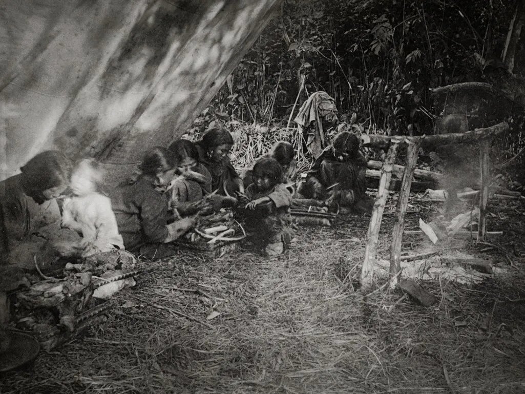Бронислав Пилсудский. Фрагмент жертвоприношения медведя в рамках медвежьего культа нивхов. Фотография: humus.dreamwidth.org
