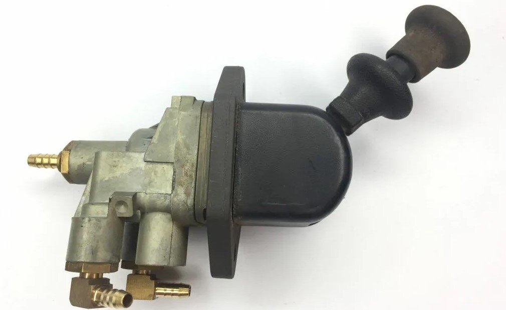 Устройство, диагностику, ремонт коммерческого транспорта (грузовиков, тягачей, автобусов) нельзя рассматривать в отрыве от такого агрегата, являющегося частью тормозной системы, как кран стояночного тормоза.

Если транспортное средство – с тормозной системой, управляемой пневмоприводом, то кран стояночного тормоза (КСТ)  – обязательный узел.

