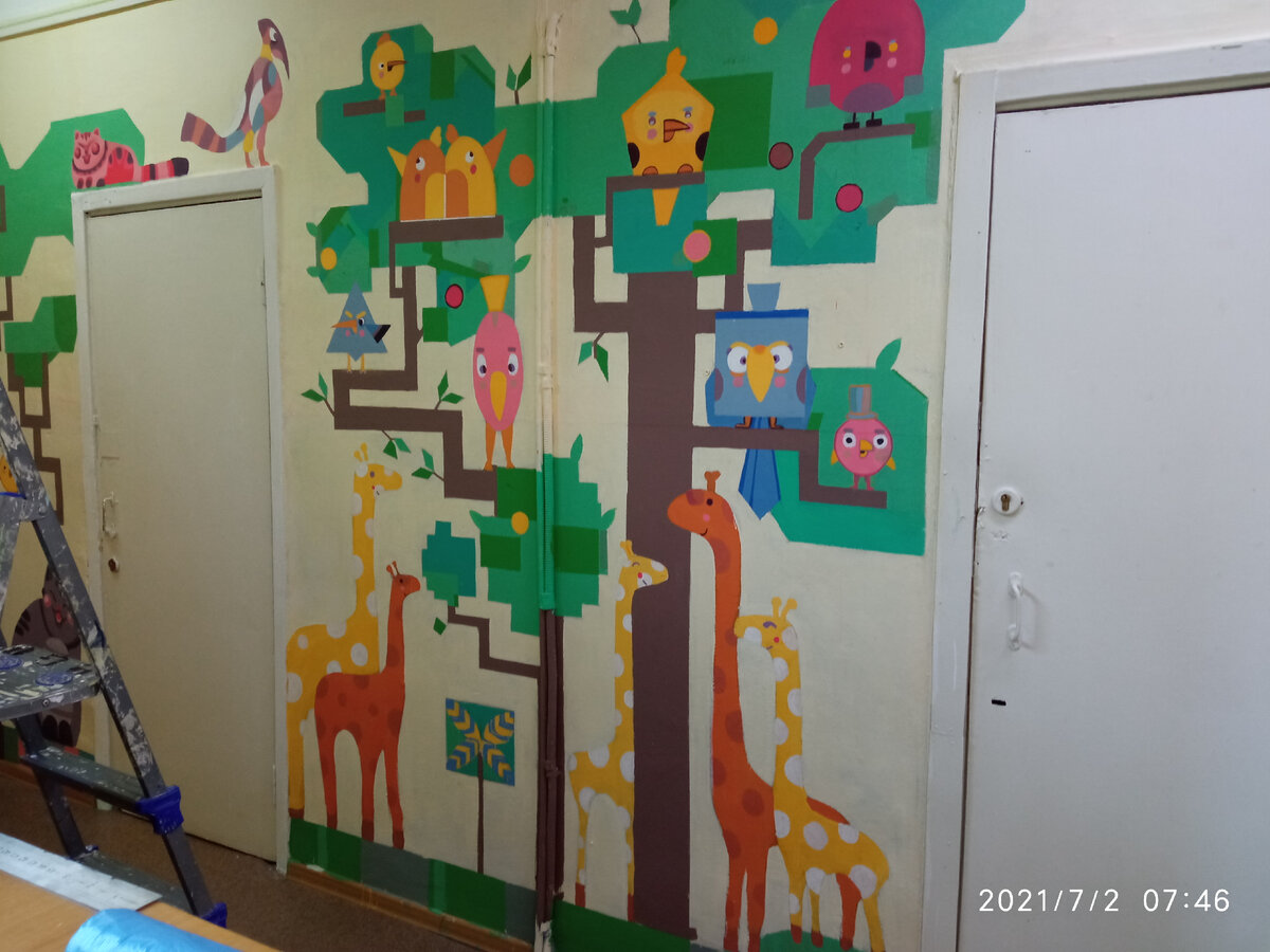 Это ещё в процессе. Рисуют, как я поняла, студенты какого-то художественного на практике