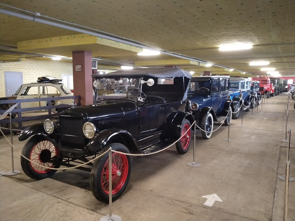 На входе на первом этаже посетителей встречает Ford Model T. Что вполне логично. 