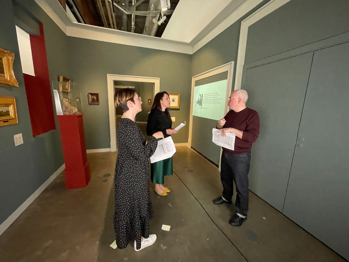 На фото слева направо: Александра Исаева — куратор инклюзивных программ, в фильме отвечает за сценарий и РЖЯ в кадре; Татьяна Трофимова — экскурсовод на РЖЯ и международных жестах по г. Москве и корреспондент пресс-службы президента Всероссийского общества глухих; Виктор Паленный — главный редактор журнала ВЕС («В едином строю»), экскурсовод на РЖЯ, писатель