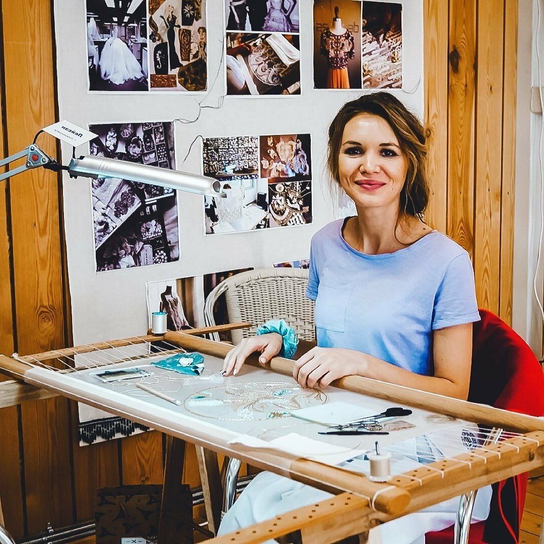 Ученица курса по люневильской вышивке embcentre.ru