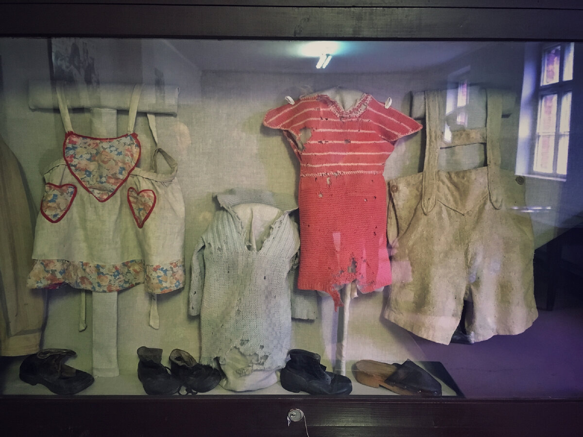 Acesta este probabil cel mai faimos lagăr al morții din Auschwitz-Birkenau, al cărui nume sună mai des ca Auschwitz - după numele original polonez al orașului în apropierea căruia se afla lagărul.-32