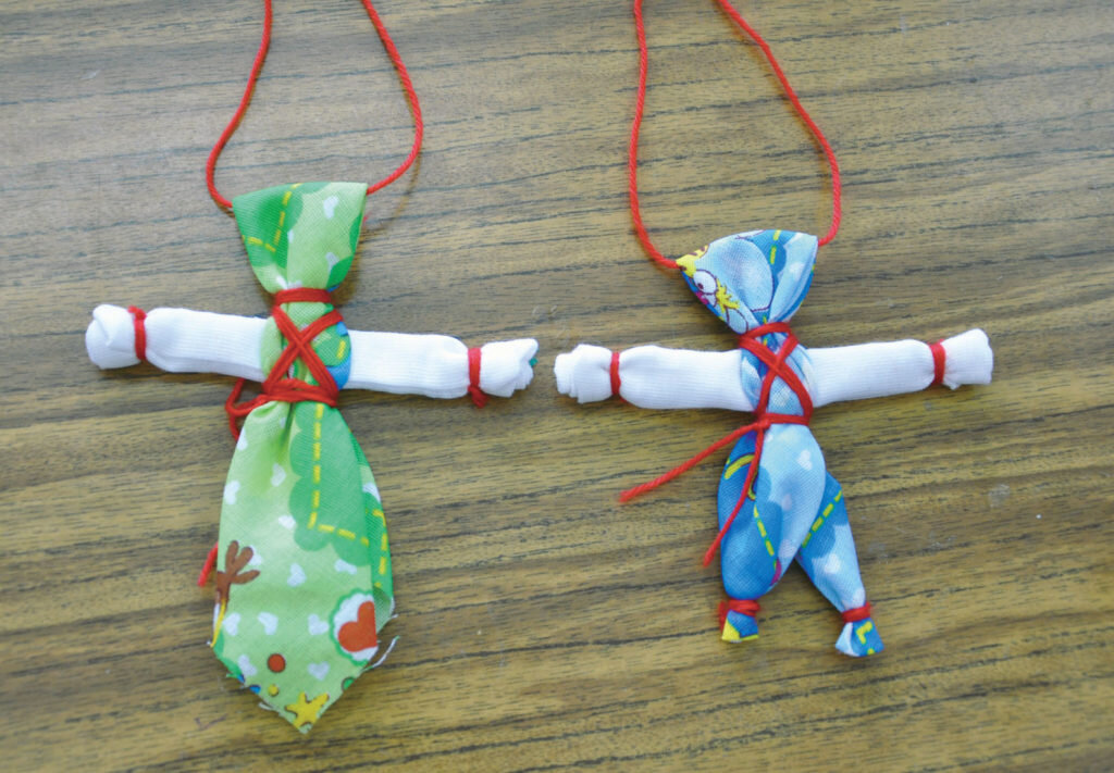 

Если малыш уже может помочь вам с выбором ткани, пряжи и пуговок для изготовления игрушки, то обязательно привлекайте его. Придумайте игрушке имя и коротенькую историю. Она будет помогать вам в беседах с ребёнком, облегчит ему  привыкание к новой кроватке, останется с ним, когда вы впервые отведёте его к няне или она к вам придёт, а вы выйдете на прогулку с мужем или поработать.