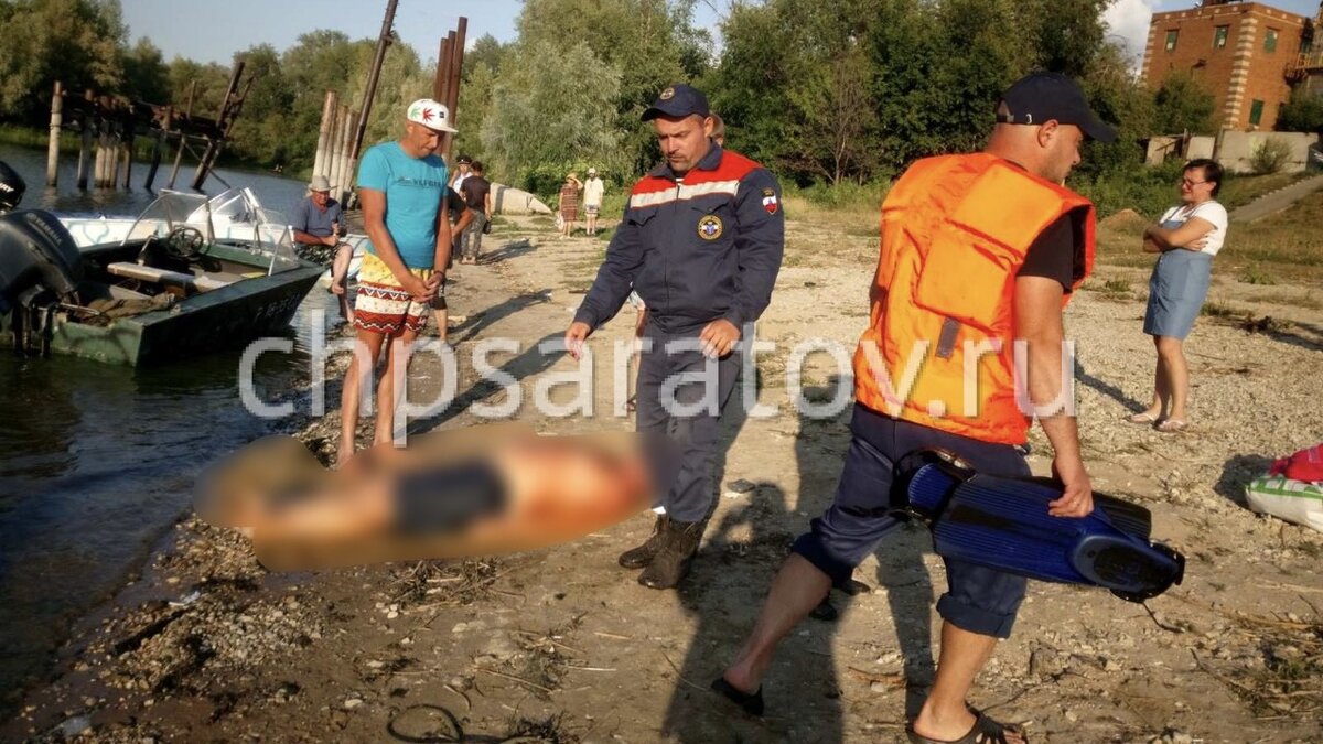 На месте работают водолазы областной службы спасения, сотрудники полиции и следственного комитета. Обстоятельства произошедшего выясняются.