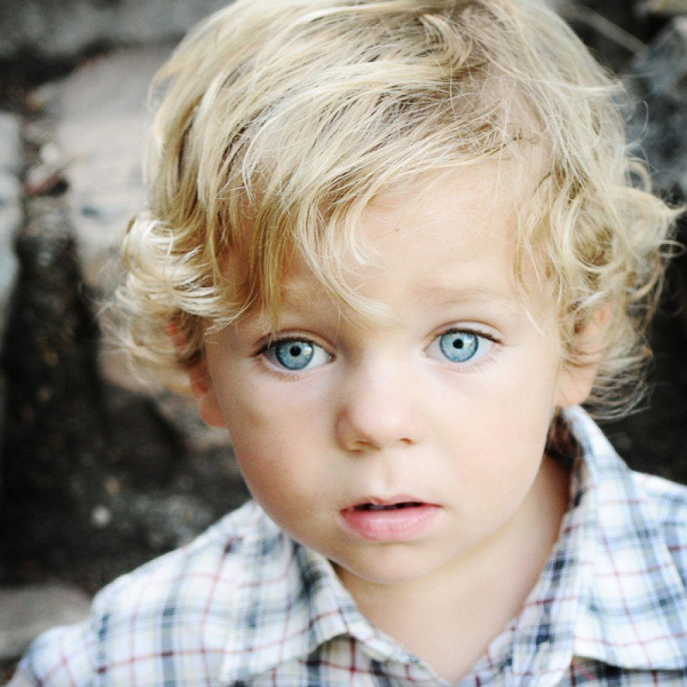 У темноволосых родителей родился светловолосый ребенок. Мальчик блондин. Светловолосые голубоглазые дети. Мальчик с голубыми глазами. Кудрявые дети блондины.