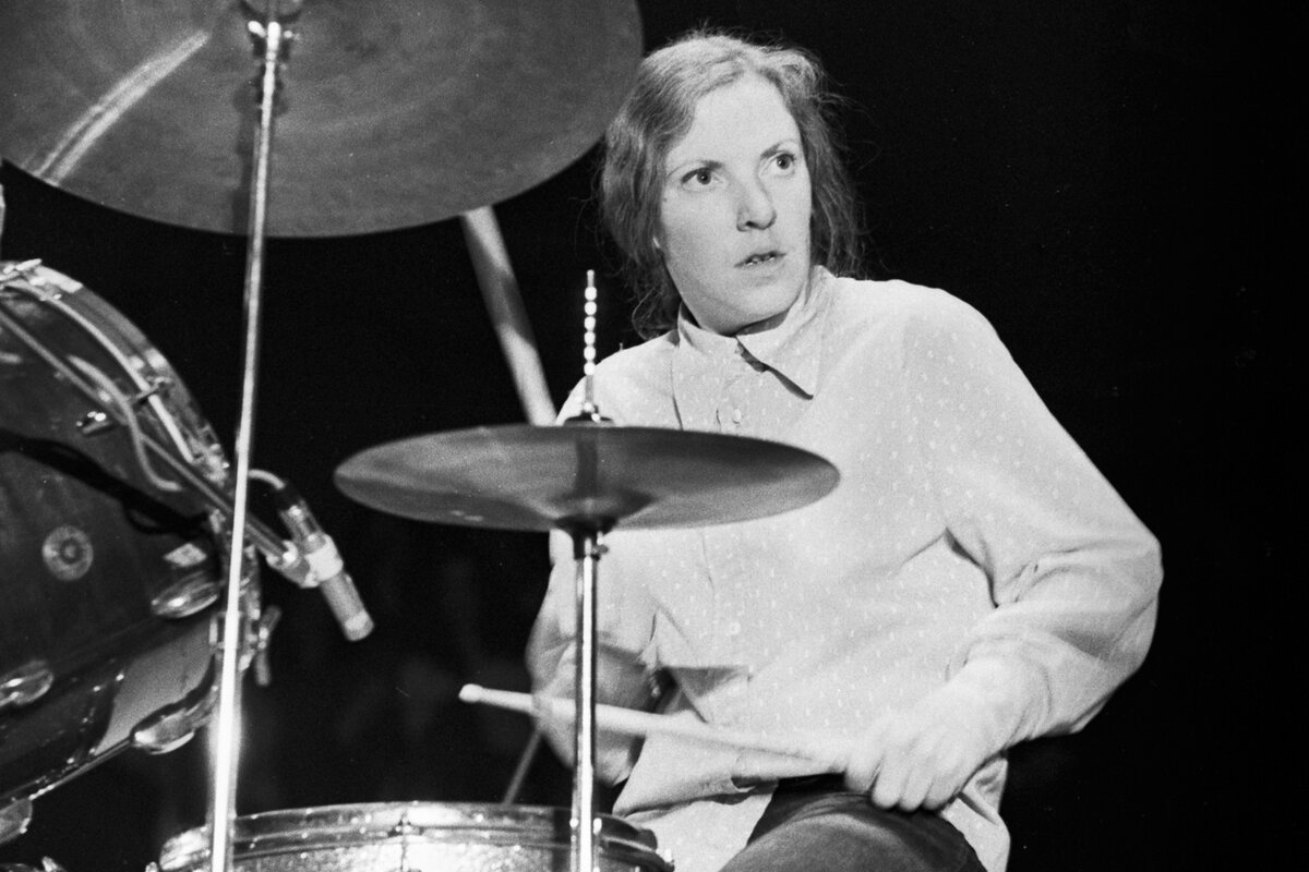 26 августа свой день рождения отмечает Морин «Мо» Такер — одна из немногих женщин-барабанщиц в истории рока и бывшая участница культовой команды The Velvet Underground.
