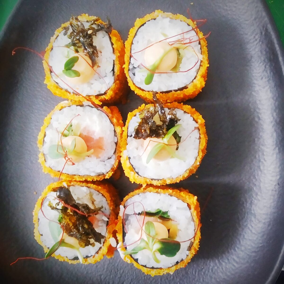 Жареный ролл с лососем,огурцом,зеленым луком и японским майонезом