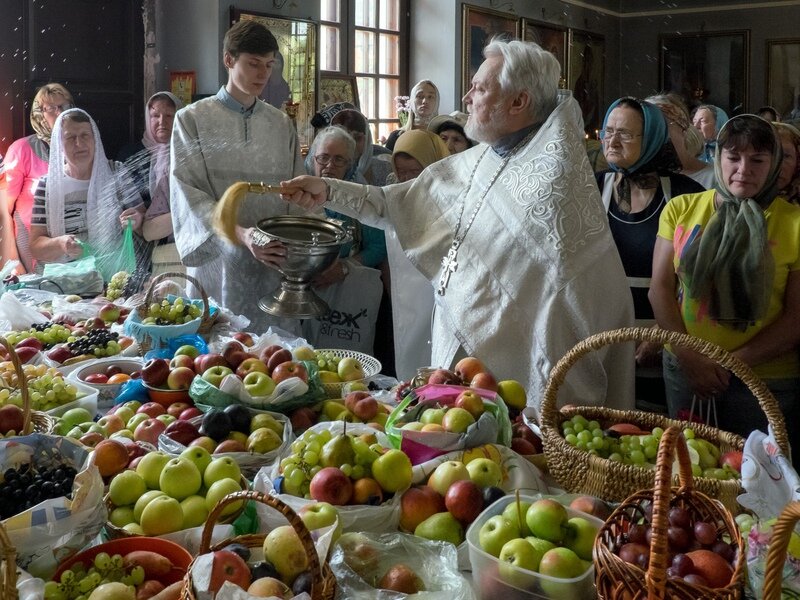 В храм можно приносить продукты. Преображение Господне освящение плодов. Освящение плодов на Преображение. Преображение Господне освящение яблок. Освящение яблок на яблочный спас в церкви.