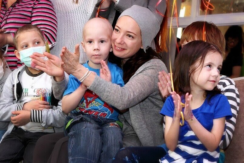 Чулпан Хаматова в конце 90-х начала одной из первых профессионально организовывать благотворительные мероприятия и создала фонд помощи детям.
