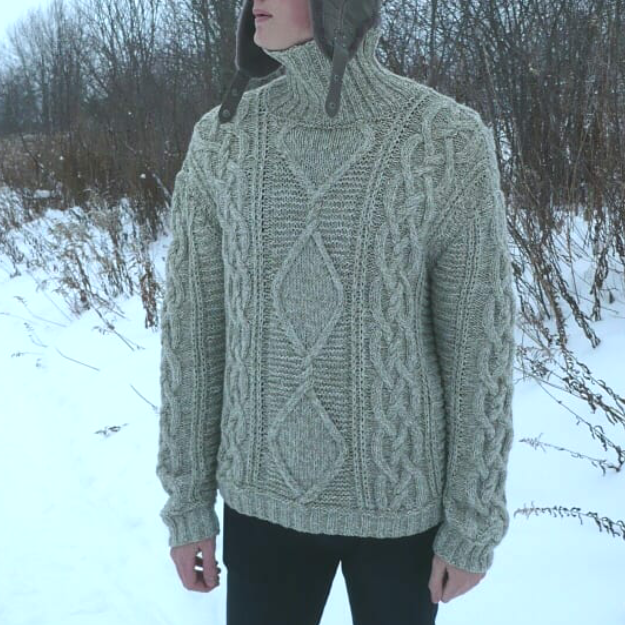 Фото из личного архив. Свитер велик демонстратору на три размера. 