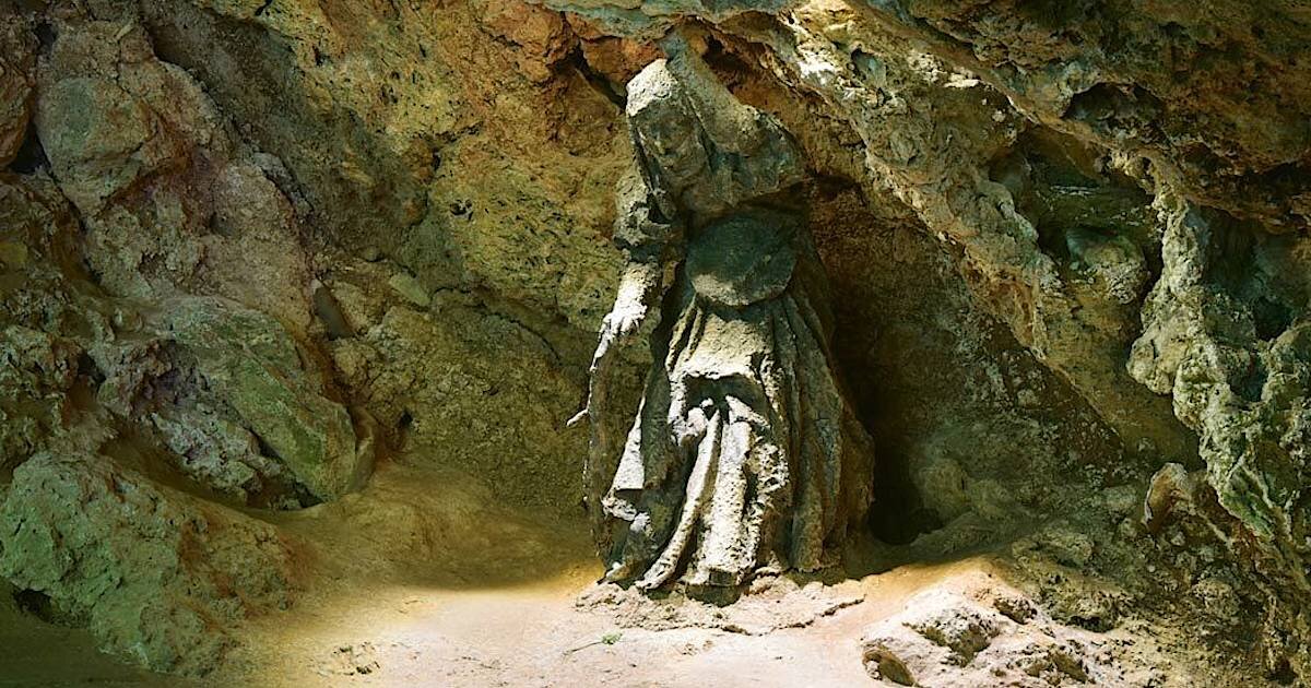 Пещера Матушки Шиптон - место, где родилась будущая Йоркширская колдунья. https://travelask.ru/blog/posts/24520-zachem-stremyatsya-posetit-zagadochnuyu-pescheru-matushki-sh