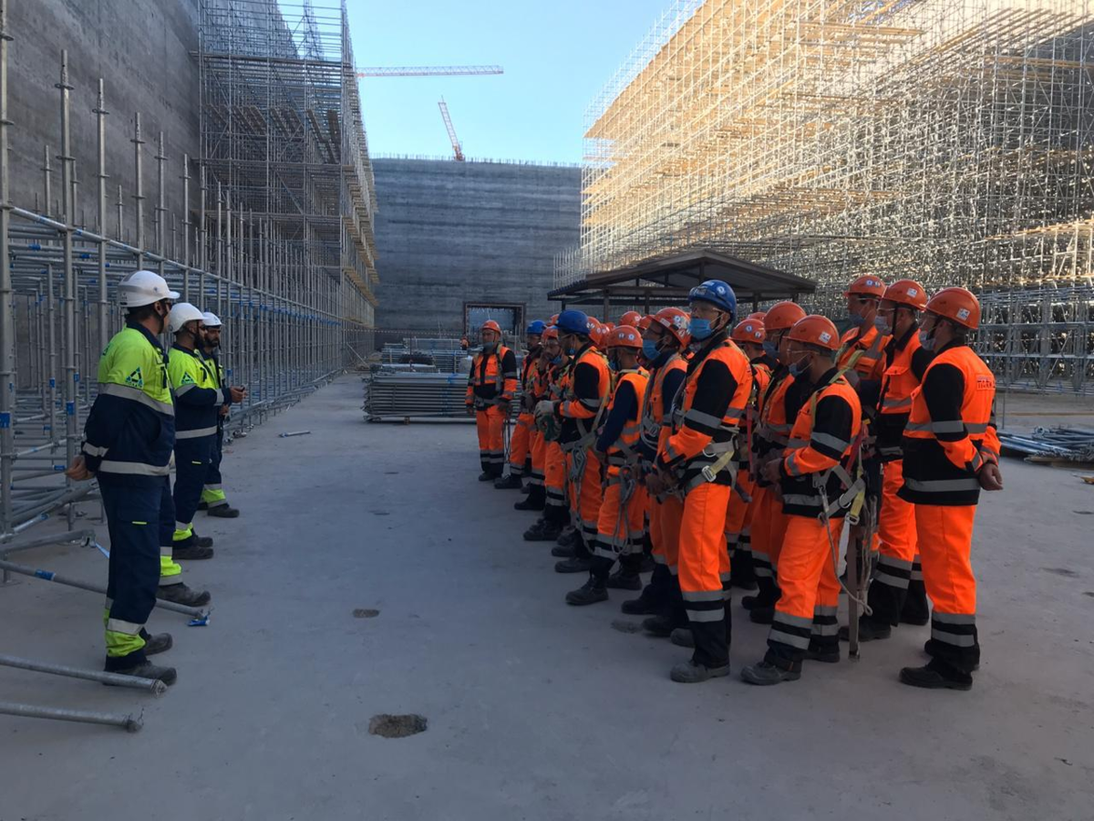 Как устроиться на вахту. Требуется на работу. Разнорабочие газпром. Объявление требуется на работу. Как устроиться на вахту.