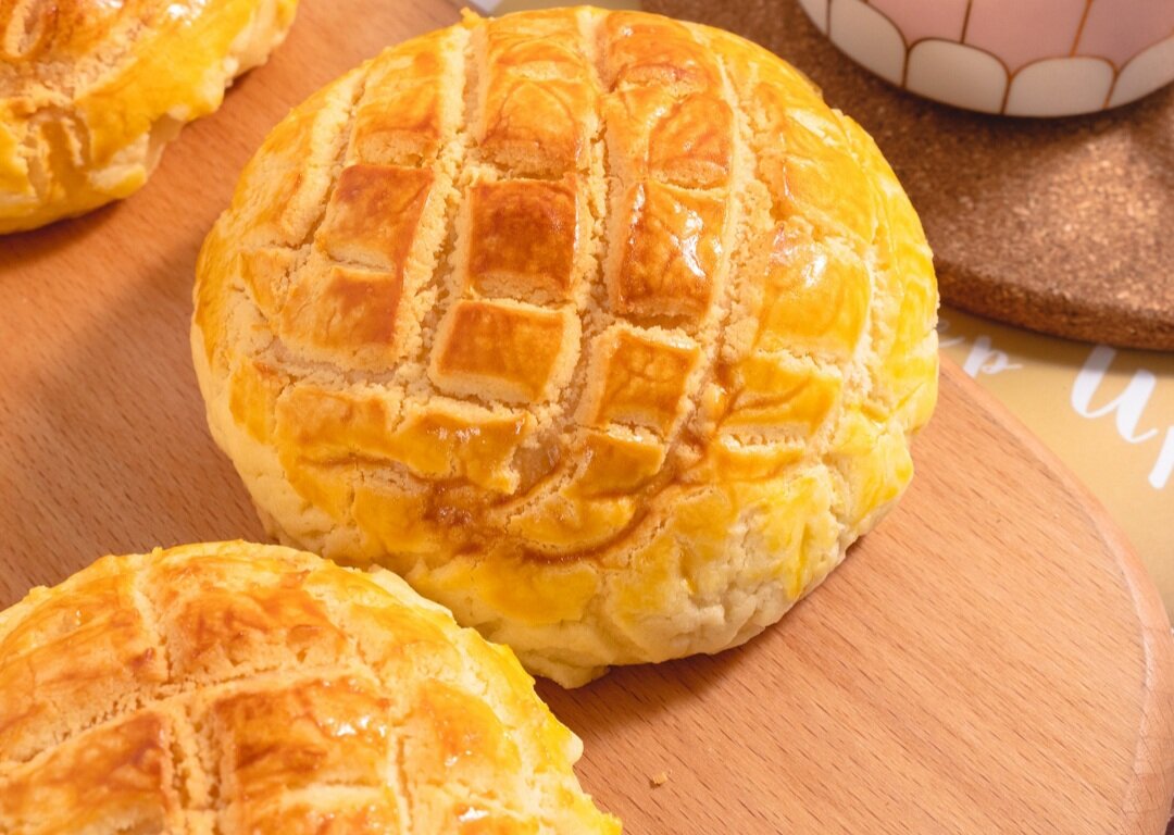 Боло бао продаётся как в пекарнях, так и в магазинах 24 часа, а супермаркетах. Кроме Китая, также и в Японии, насколько я знаю