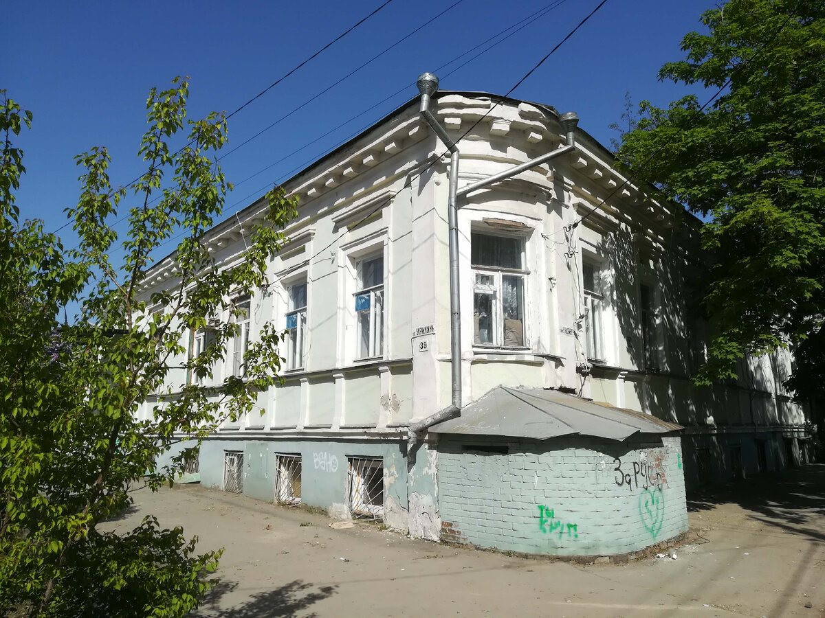 Справа, за границей снимка, всегда огромная куча мусора.  Пристройку создали в двухтысячных годах