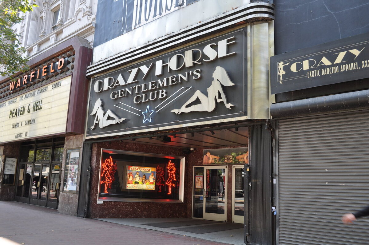 Вход в кабаре