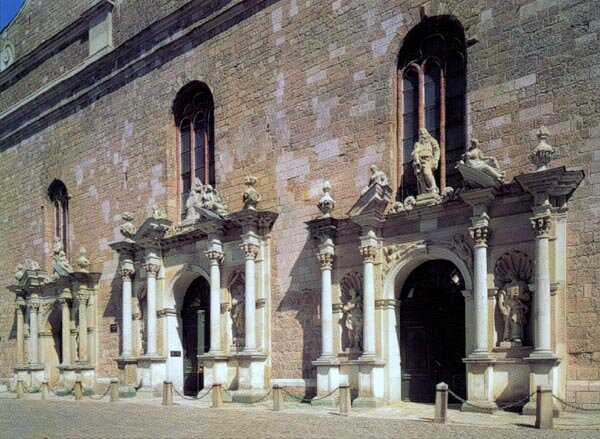 Порталы церкви Святого Петра. google.de