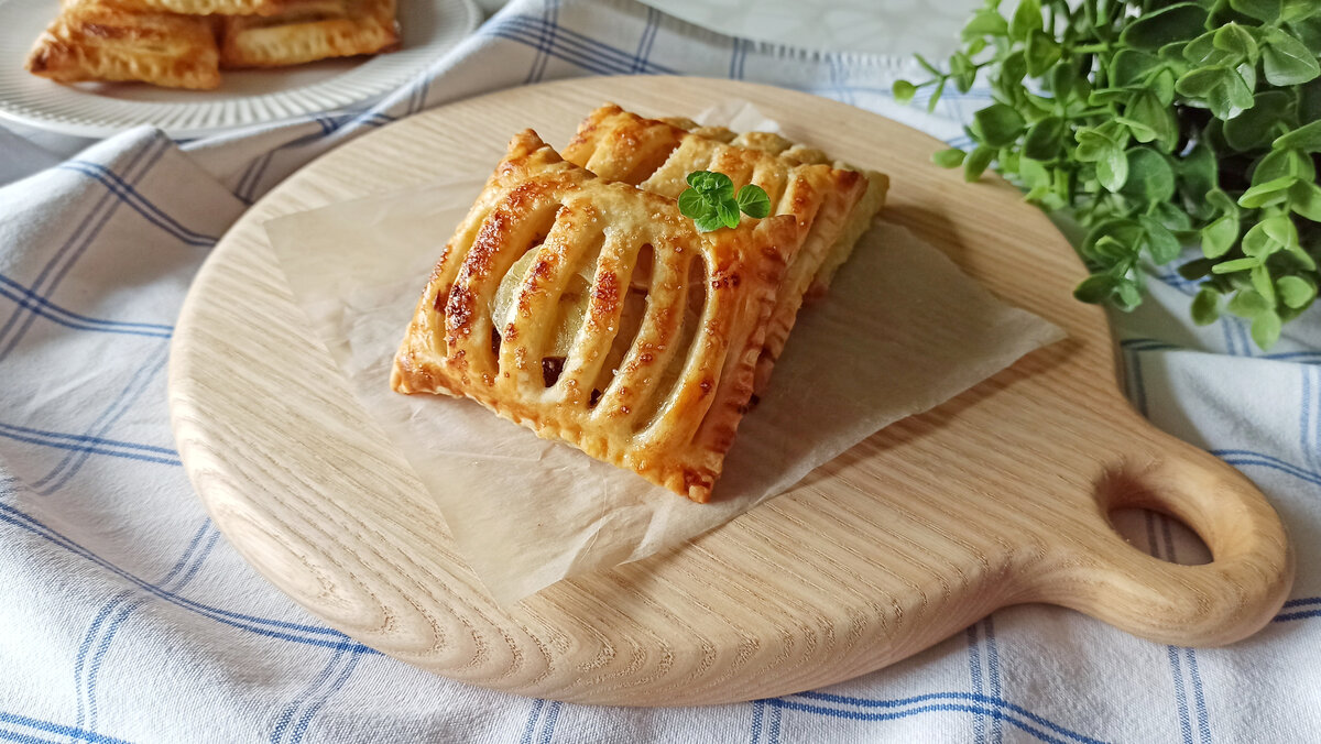 Рецепт слоеного теста с бананом. Слойка с бананом и шоколадом. Слойки с бананом. Слоеное пирожное с бананом. Слойка с бананом.