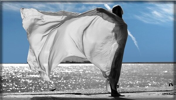 тучкой маленькой обернусь разрыдаюсь косым дождем. гроза в деревне. дайте мне белые крылья. гроза над домом. тучкою над твоим крохотным домиком.