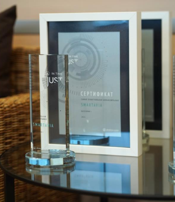 На фото пресс-службы аэропорта Домодедово: Приз и сертификат самой пунктуальной авиакомпании аэропорта Домодедово среди российских перевозчиков-операторов – авиакомпании Smartavia