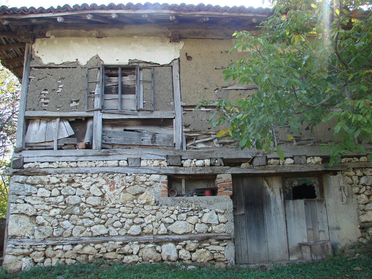 Старинный дом первых поселенцев, предков мужа. Сохранился на семейном участке. Никто точно не знает, сколько ему лет, точно больше 200.